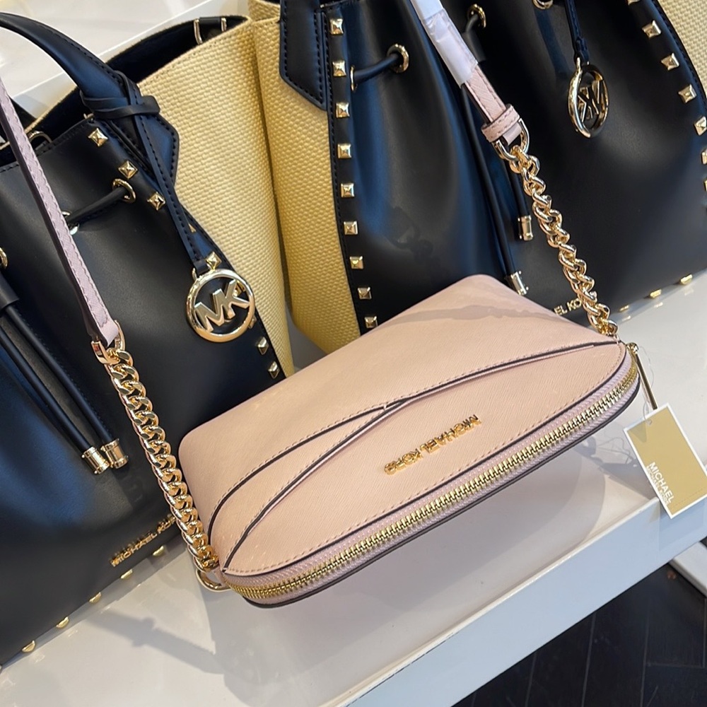 MICHAEL KORS
Jet Set Travel Medium Dome Crossbody Bag
Powder Blush 
NWT - Picture 10 of 16